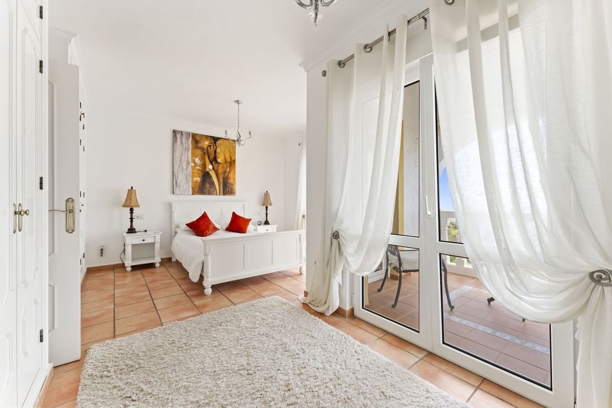 2 bedroom Villa for sale in Mijas with pool - € 495,000 (Ref: 8989906)