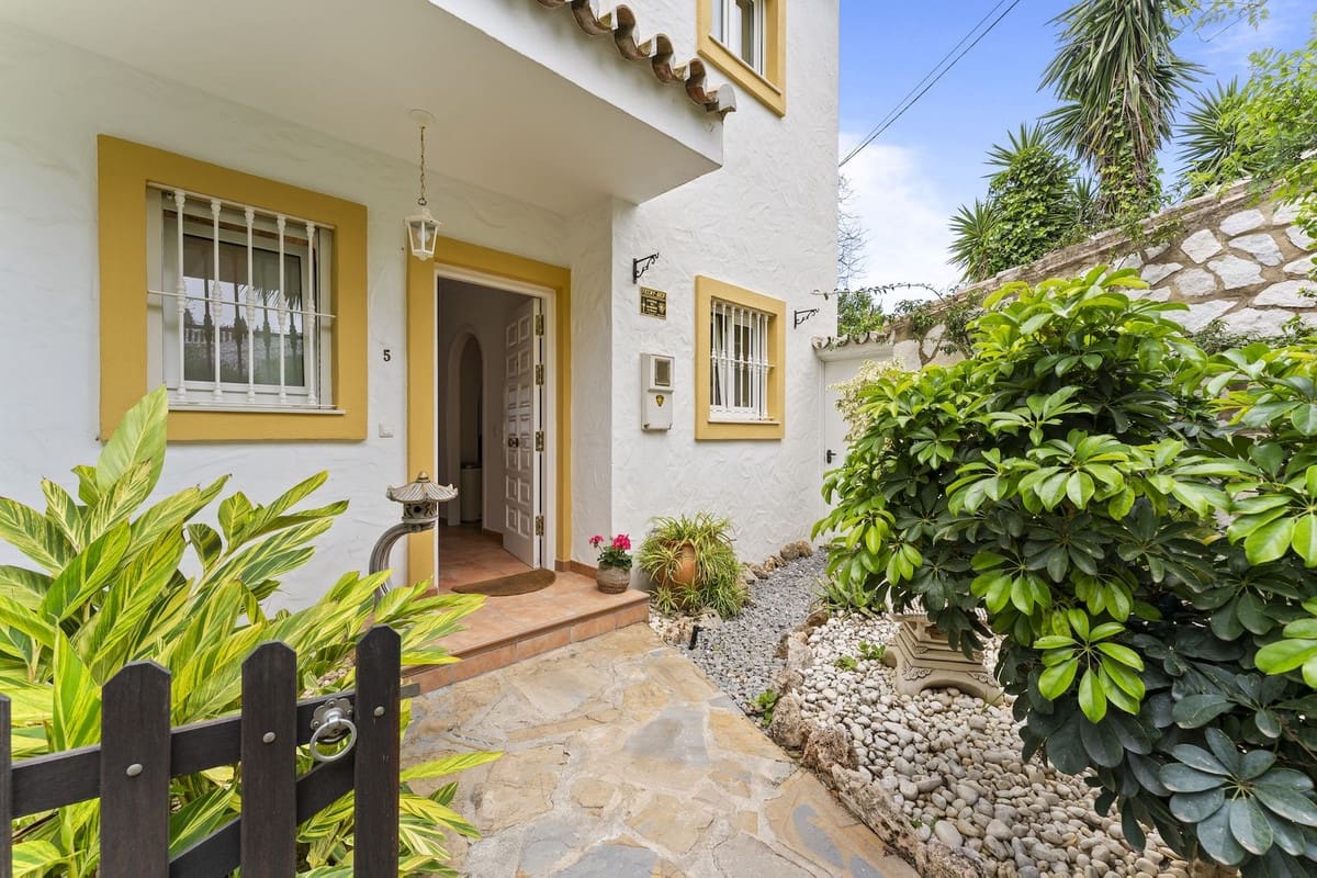 2 bedroom Villa for sale in Mijas with pool - € 495,000 (Ref: 8989906)