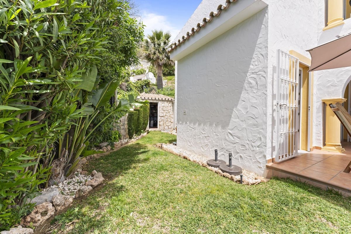 2 bedroom Villa for sale in Mijas with pool - € 495,000 (Ref: 8989906)