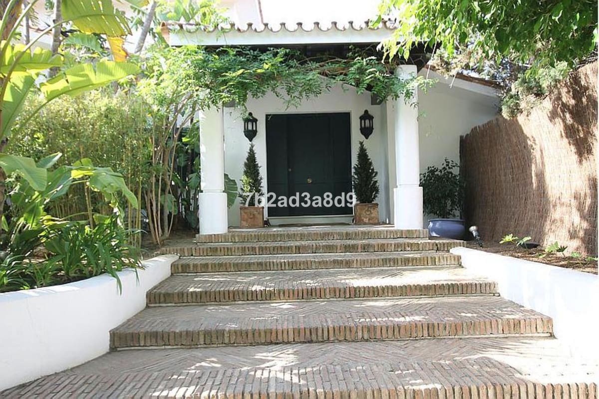 Chalet de 8 habitaciones en Calahonda en venta con piscina - 2.350.000 € (Ref: 8999623)