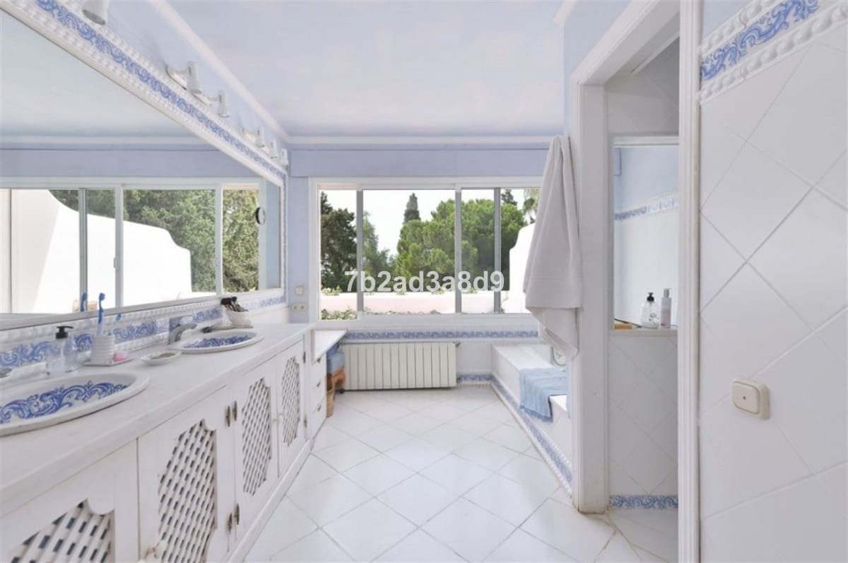 Chalet de 8 habitaciones en Calahonda en venta con piscina - 2.350.000 € (Ref: 8999623)