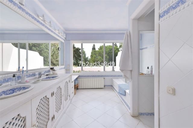 8 bedroom Villa for sale in Calahonda, Mijas with pool - € 2,350,000 (Ref: 8999623)