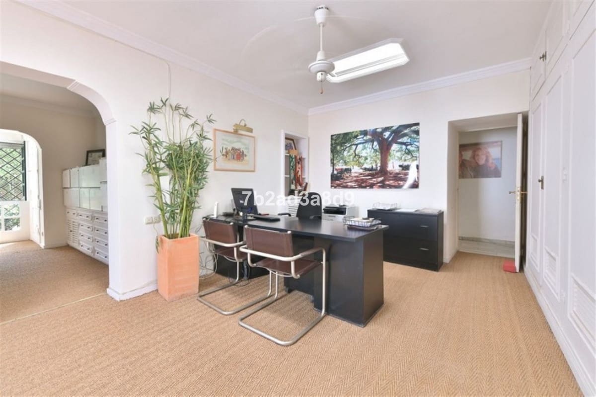 Chalet de 8 habitaciones en Calahonda en venta con piscina - 2.350.000 € (Ref: 8999623)