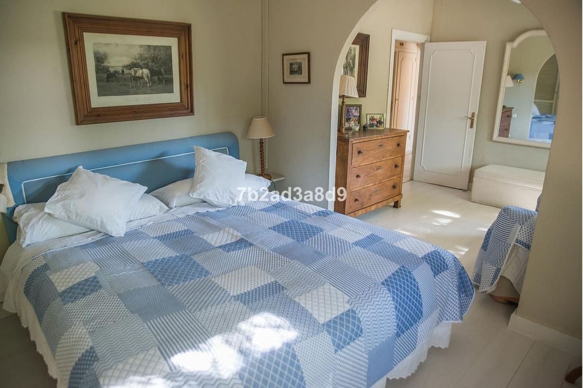 Chalet de 8 habitaciones en Calahonda en venta con piscina - 2.350.000 € (Ref: 8999623)