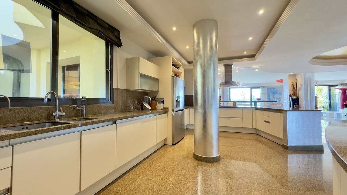 Apartamento de 3 habitaciones en Puerto Banus en venta - 6.900.000 € (Ref: 9051492)