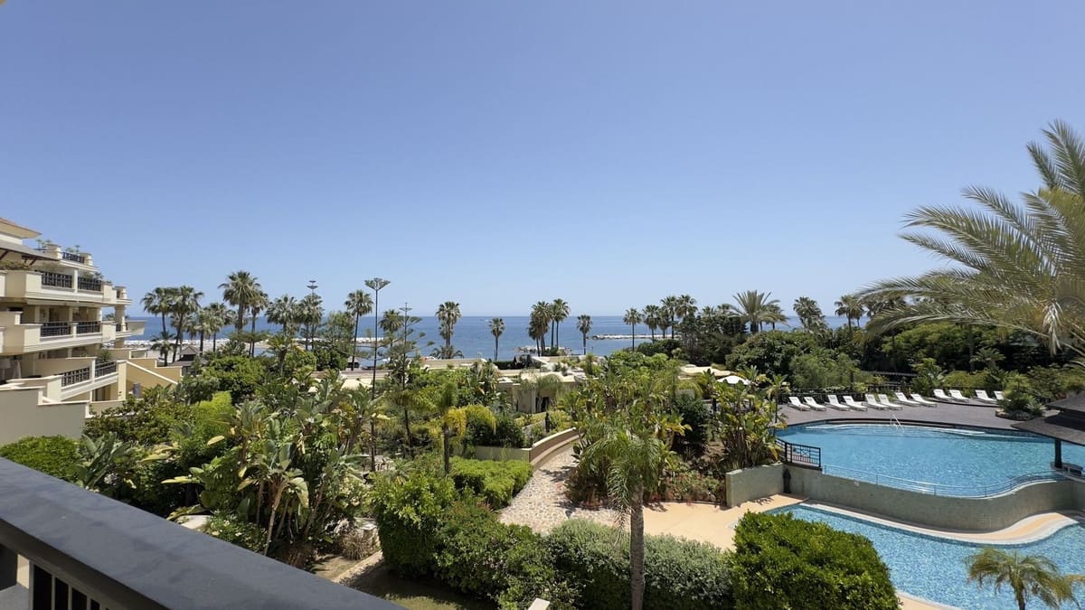 Apartamento de 3 habitaciones en Puerto Banus en venta - 6.900.000 € (Ref: 9051492)