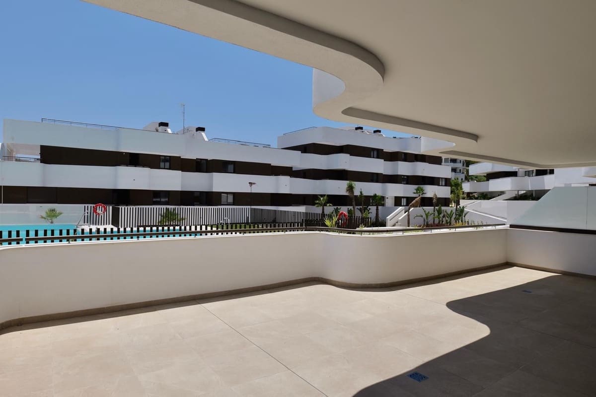 Apartamento de 2 habitaciones en Estepona en venta con piscina - 595.000 € (Ref: 9191414)