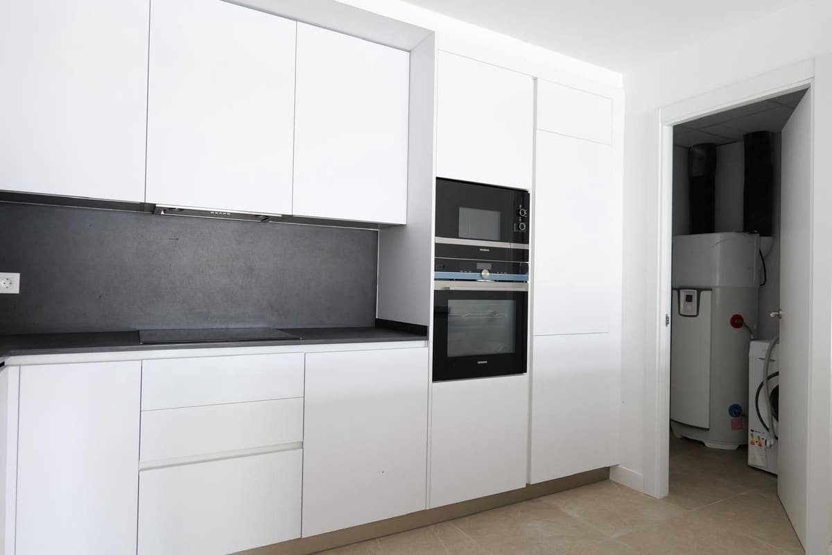 Apartamento de 2 habitaciones en Estepona en venta con piscina - 595.000 € (Ref: 9191414)