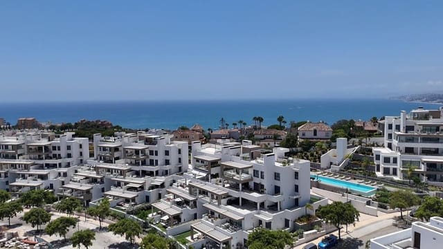 Apartamento de 2 habitaciones en Estepona en venta con piscina - 595.000 € (Ref: 9191414)