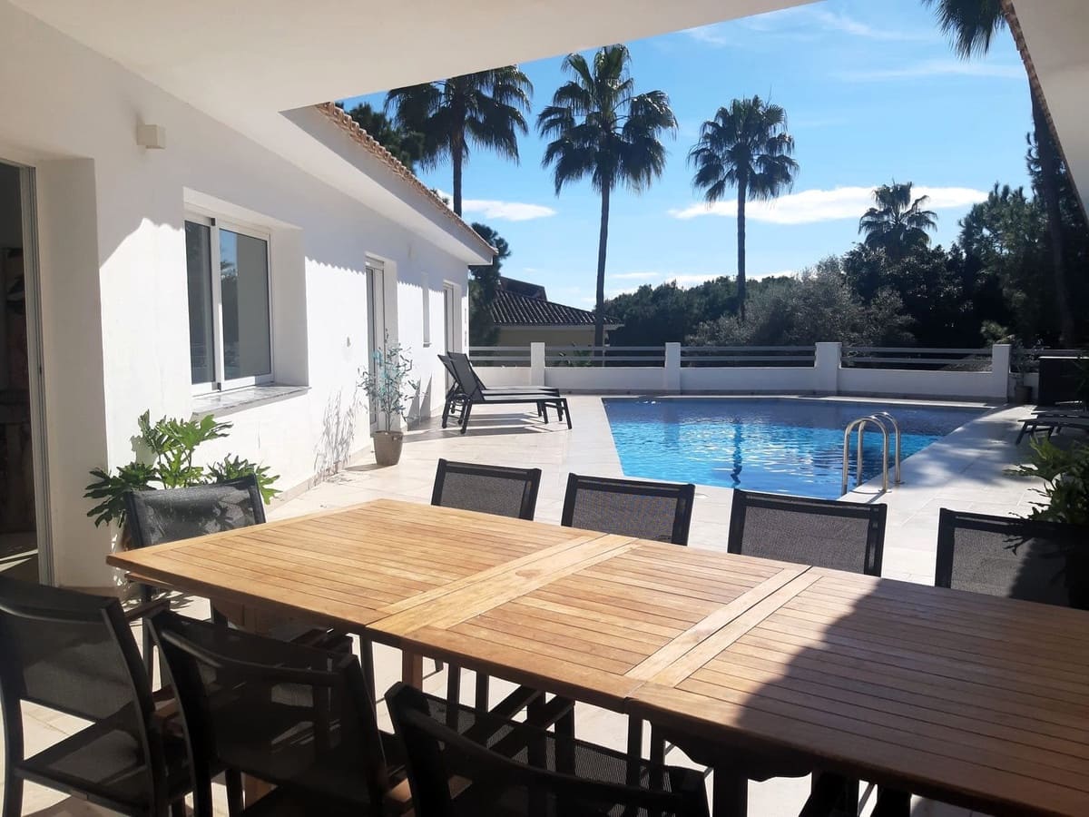 5 Zimmer Villa zu verkaufen in La Sierrezuela mit Pool - 1.285.000 € (Ref: 9253717)