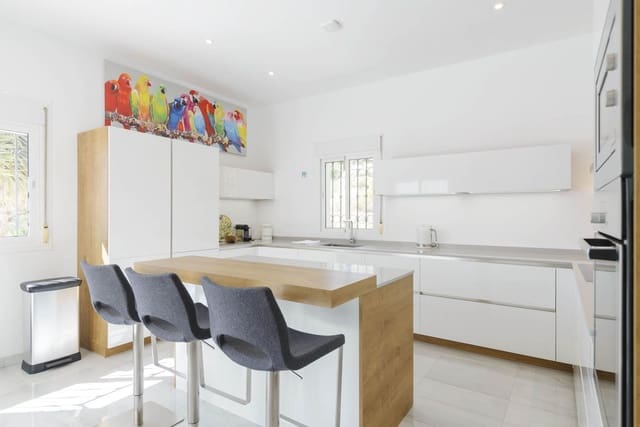 4 bedroom Villa for sale in Valtocado, Mijas with pool - € 1,175,000 (Ref: 9524620)