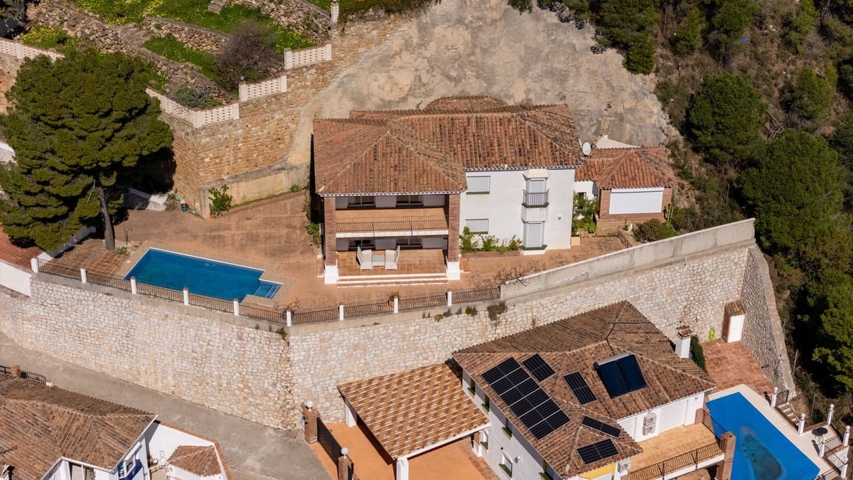 3 bedroom Villa for sale in Mijas with pool - € 1,460,000 (Ref: 9627994)