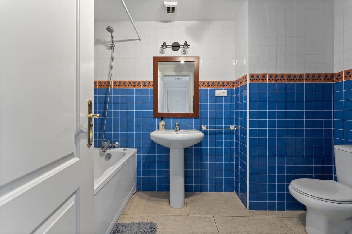 2 bedroom Apartment for sale in Benalmadena Costa with pool - € 340,000 (Ref: 9667078)