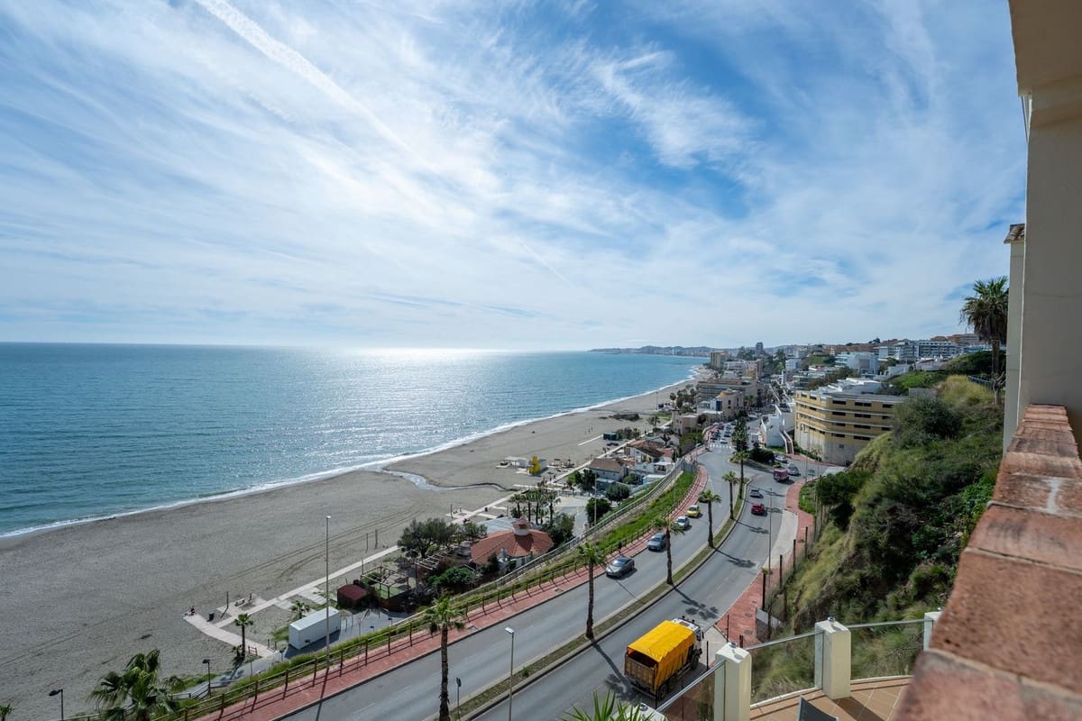 2 bedroom Apartment for sale in Benalmadena Costa with pool - € 340,000 (Ref: 9667078)