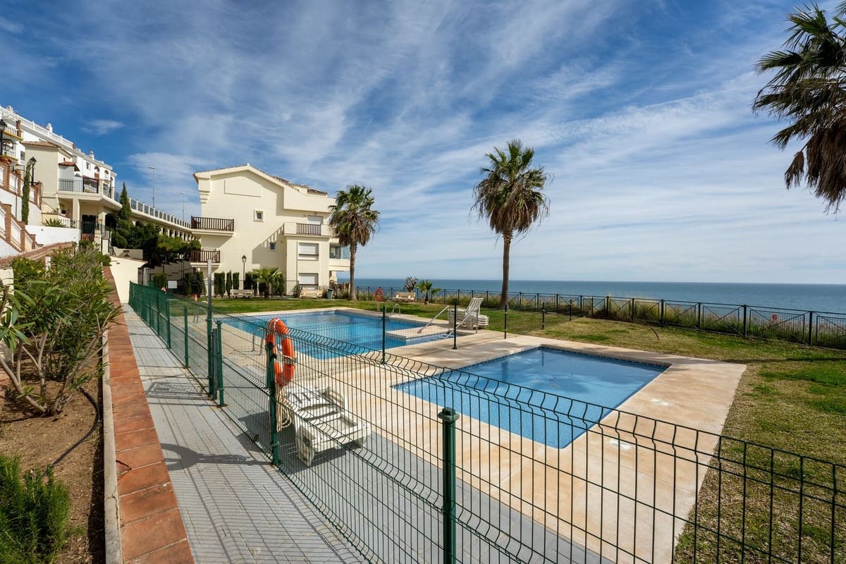 2 bedroom Apartment for sale in Benalmadena Costa with pool - € 340,000 (Ref: 9667078)