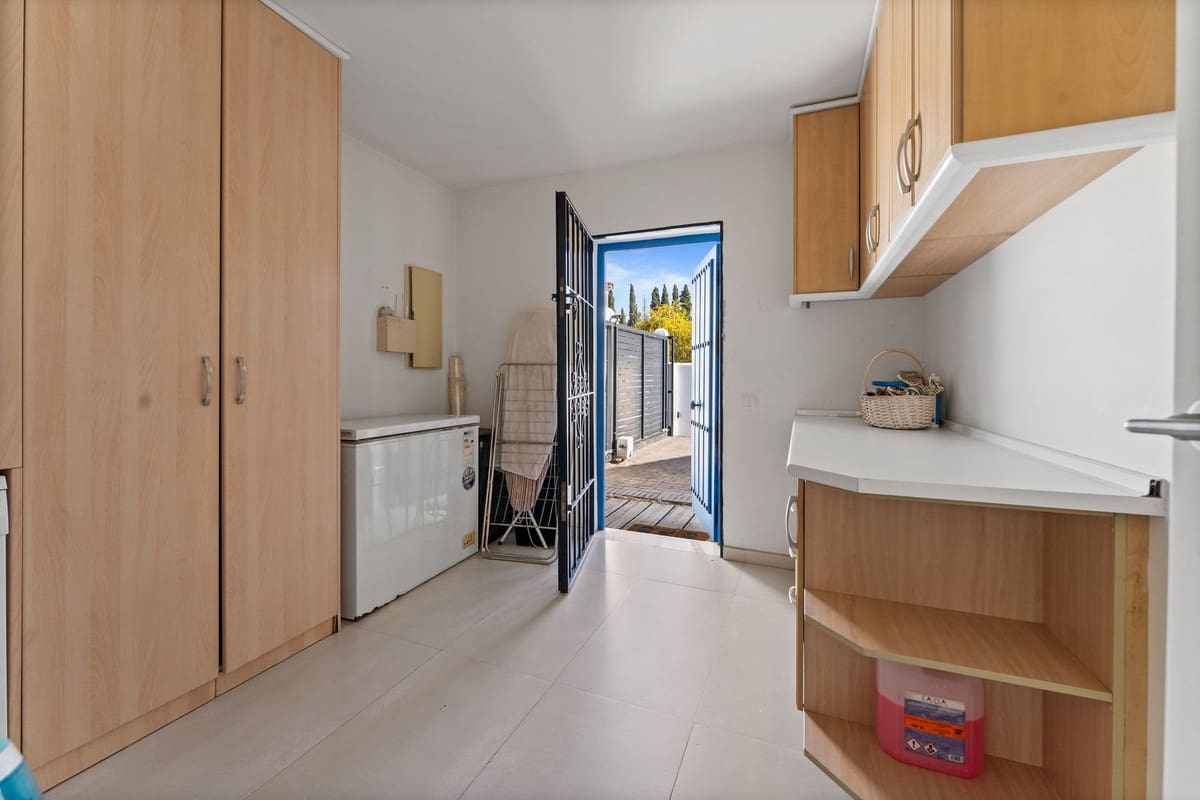 3 bedroom Villa for sale in La Sierrezuela with pool - € 649,000 (Ref: 9707483)