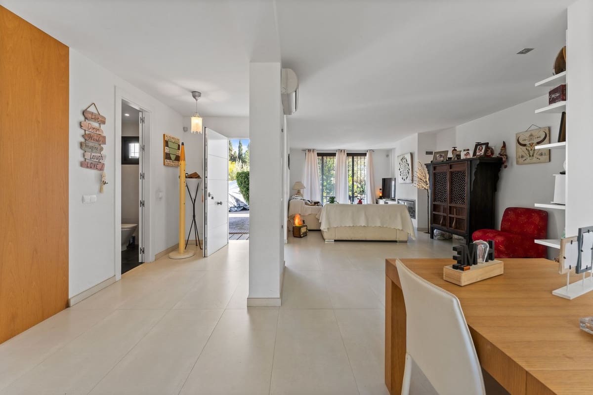 3 bedroom Villa for sale in La Sierrezuela with pool - € 649,000 (Ref: 9707483)