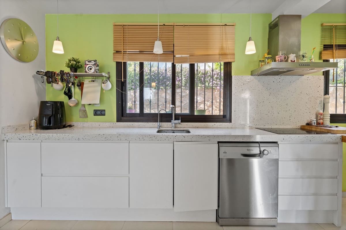 3 bedroom Villa for sale in La Sierrezuela with pool - € 649,000 (Ref: 9707483)