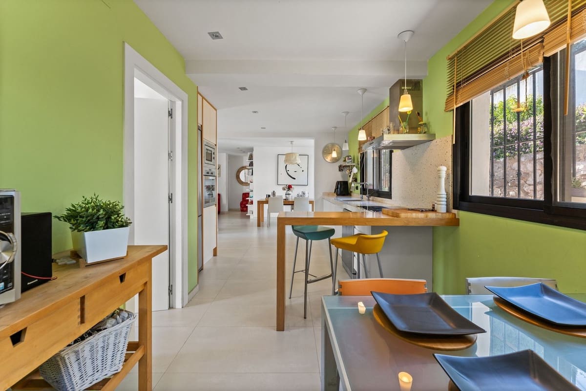 3 bedroom Villa for sale in La Sierrezuela with pool - € 649,000 (Ref: 9707483)