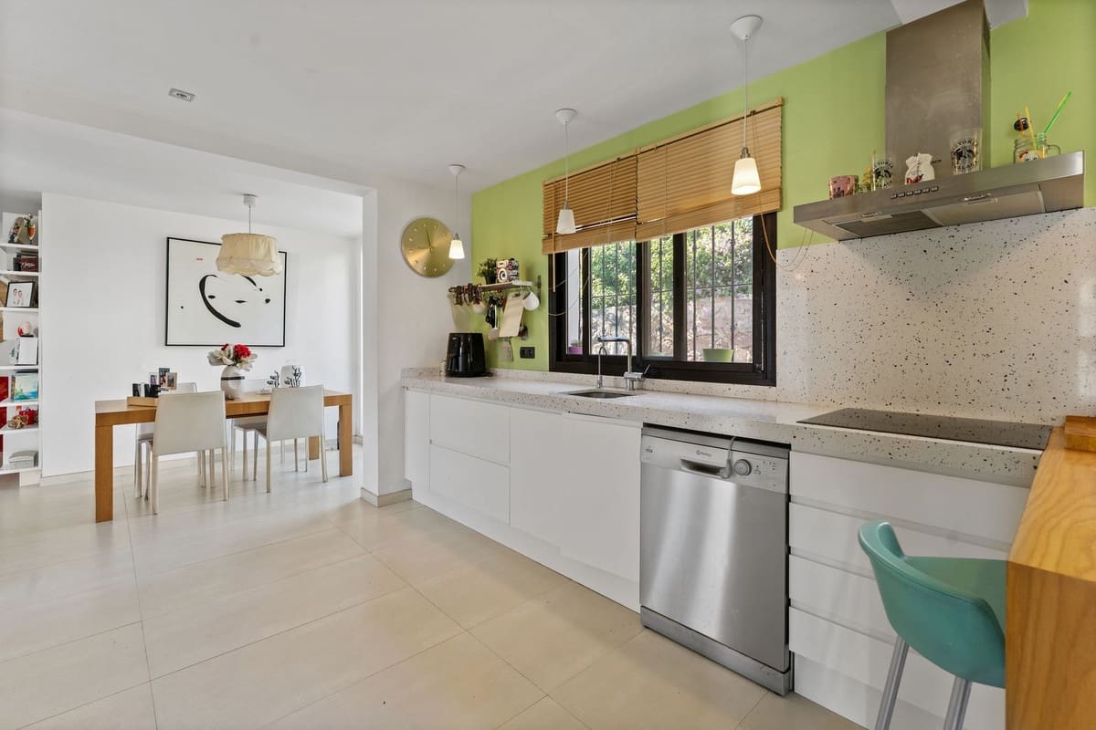 3 bedroom Villa for sale in La Sierrezuela with pool - € 649,000 (Ref: 9707483)