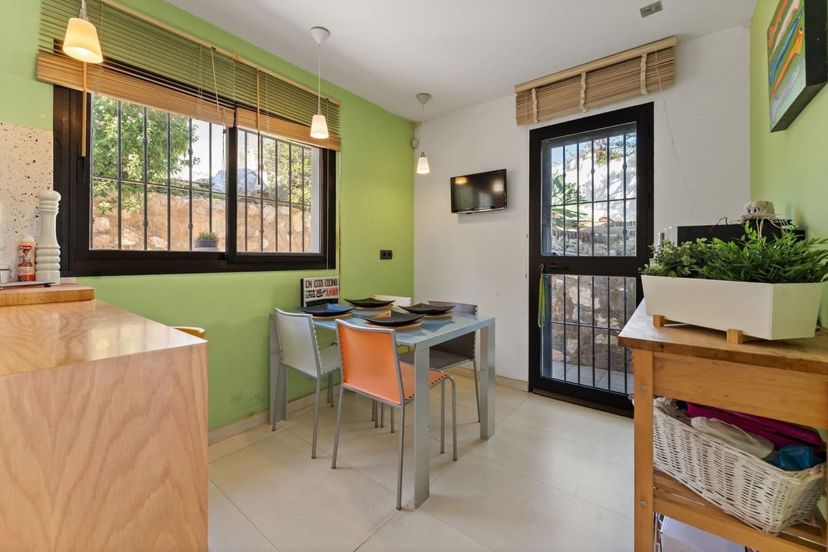 3 bedroom Villa for sale in La Sierrezuela with pool - € 649,000 (Ref: 9707483)