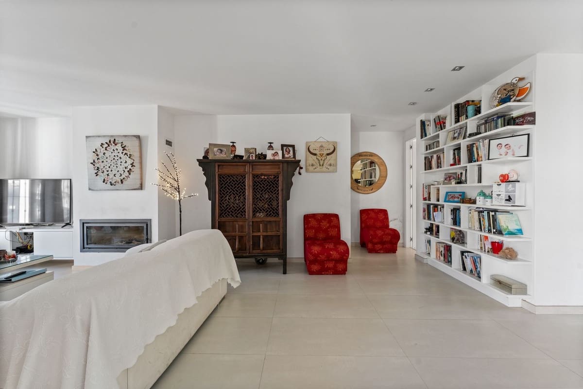 3 bedroom Villa for sale in La Sierrezuela with pool - € 649,000 (Ref: 9707483)