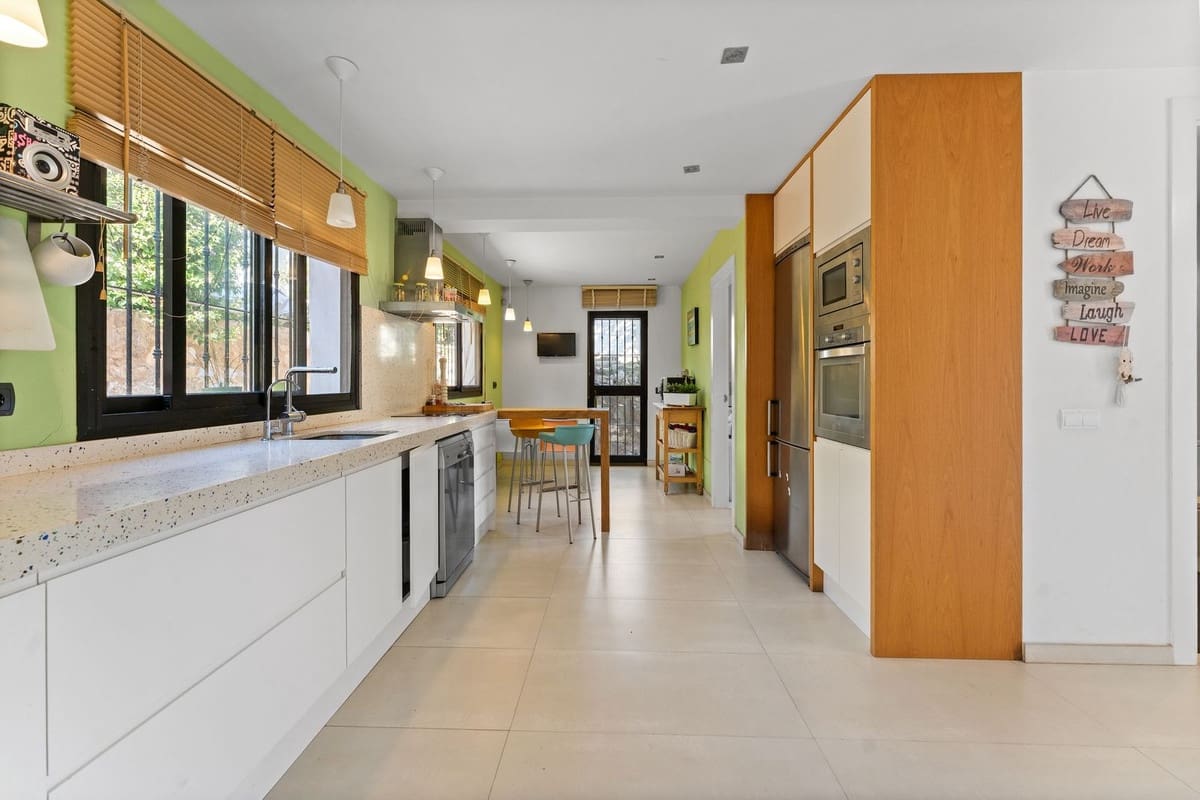 3 bedroom Villa for sale in La Sierrezuela with pool - € 649,000 (Ref: 9707483)