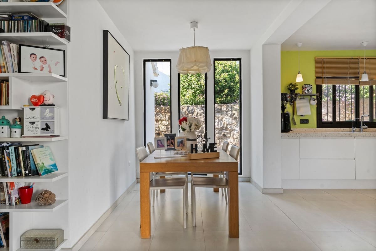 3 bedroom Villa for sale in La Sierrezuela with pool - € 649,000 (Ref: 9707483)