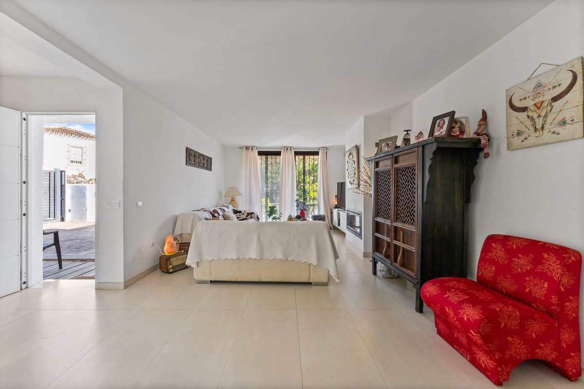 3 bedroom Villa for sale in La Sierrezuela with pool - € 649,000 (Ref: 9707483)