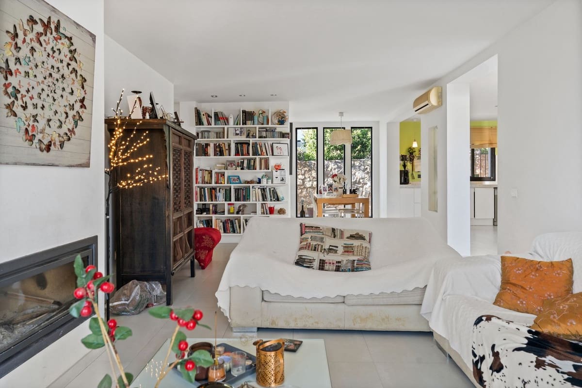 3 bedroom Villa for sale in La Sierrezuela with pool - € 649,000 (Ref: 9707483)