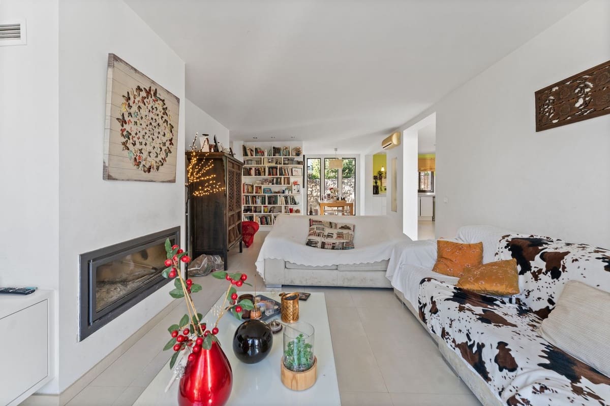 3 bedroom Villa for sale in La Sierrezuela with pool - € 649,000 (Ref: 9707483)