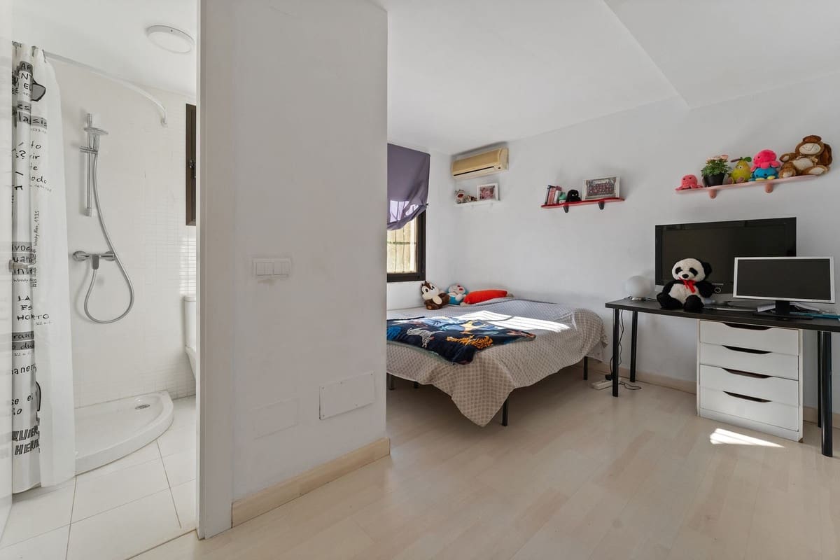 3 bedroom Villa for sale in La Sierrezuela with pool - € 649,000 (Ref: 9707483)