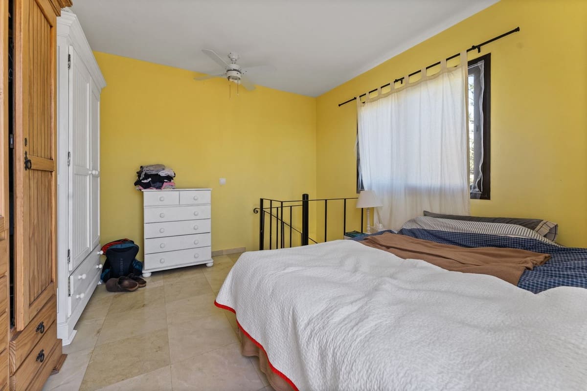 3 bedroom Villa for sale in La Sierrezuela with pool - € 649,000 (Ref: 9707483)