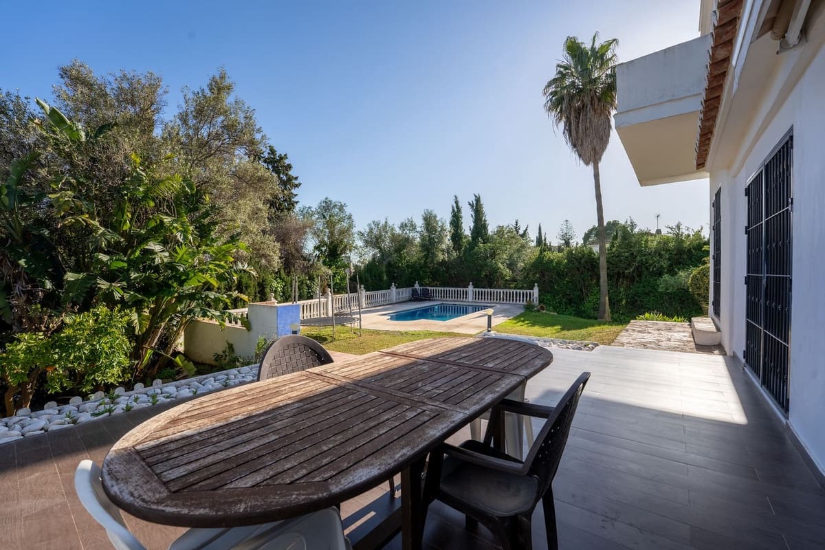 3 bedroom Villa for sale in La Sierrezuela with pool - € 649,000 (Ref: 9707483)