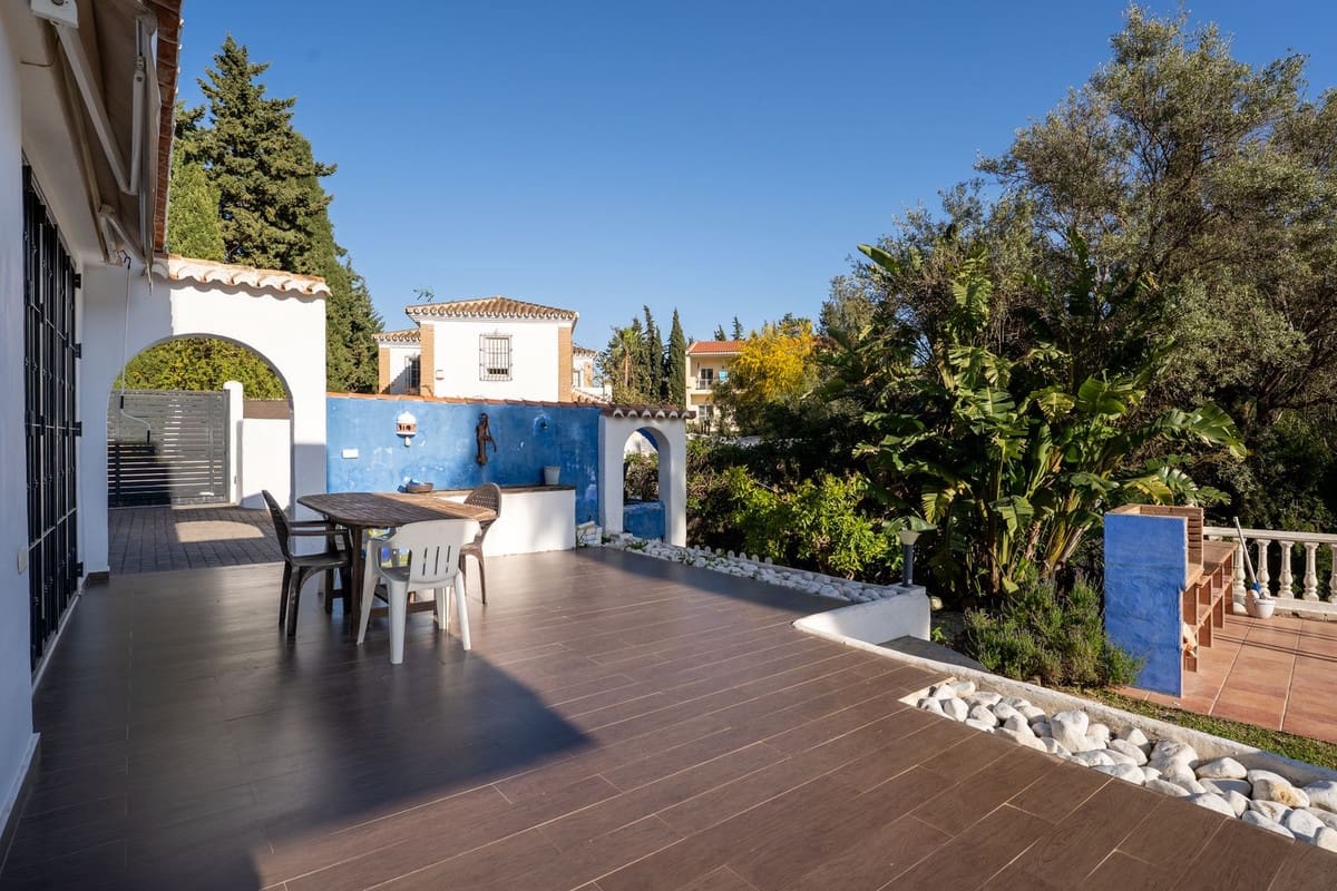 3 bedroom Villa for sale in La Sierrezuela with pool - € 649,000 (Ref: 9707483)