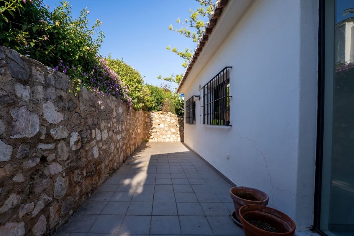 3 bedroom Villa for sale in La Sierrezuela with pool - € 649,000 (Ref: 9707483)