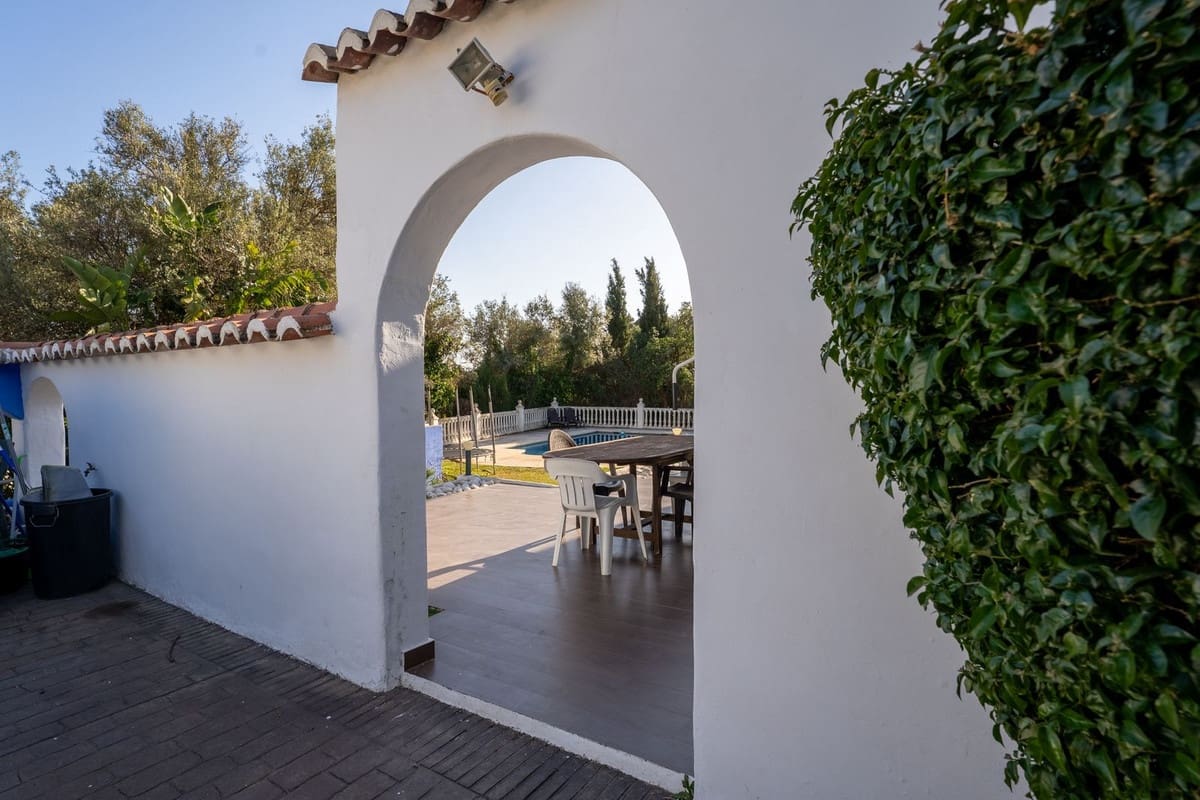 3 bedroom Villa for sale in La Sierrezuela with pool - € 649,000 (Ref: 9707483)