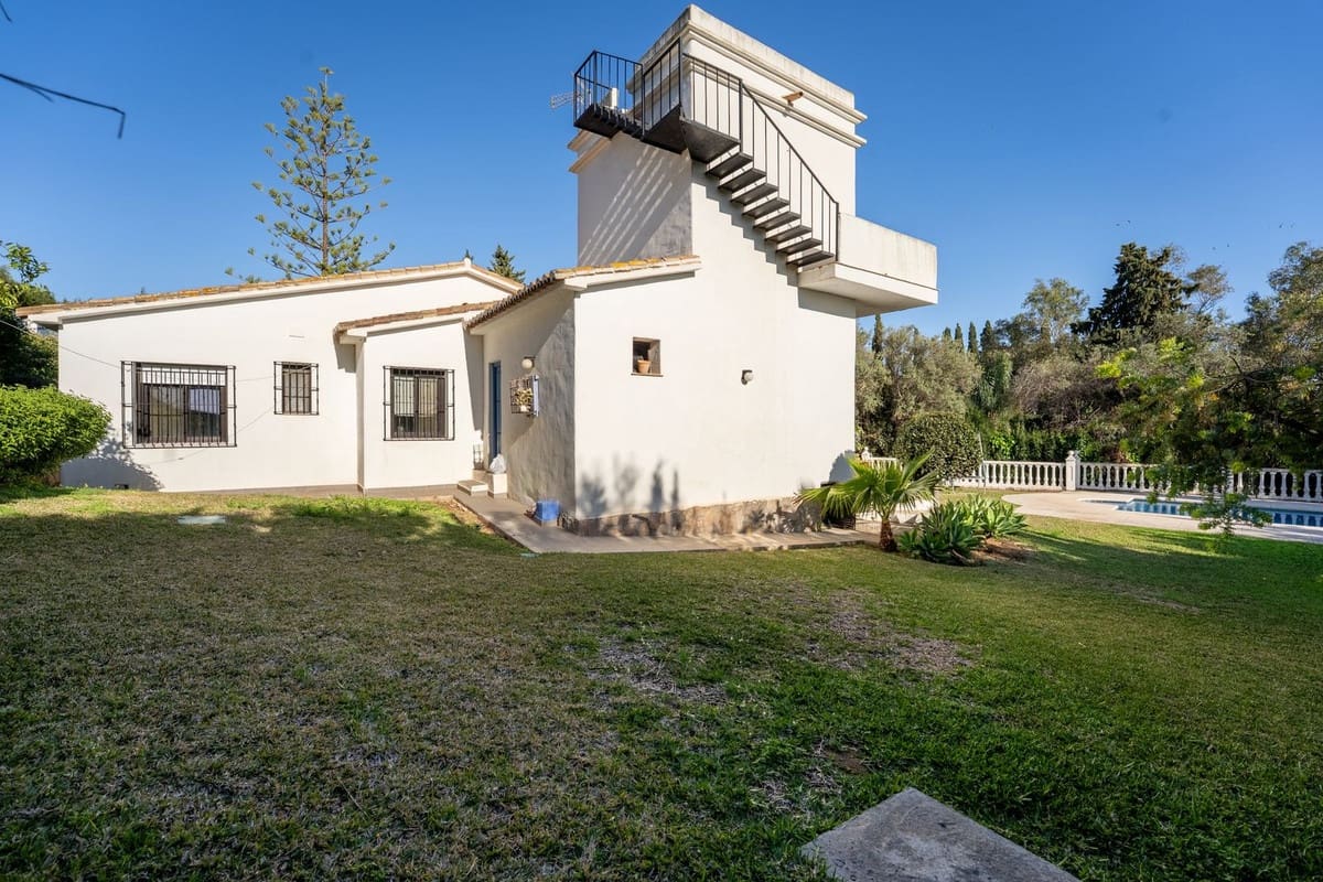 3 bedroom Villa for sale in La Sierrezuela with pool - € 649,000 (Ref: 9707483)