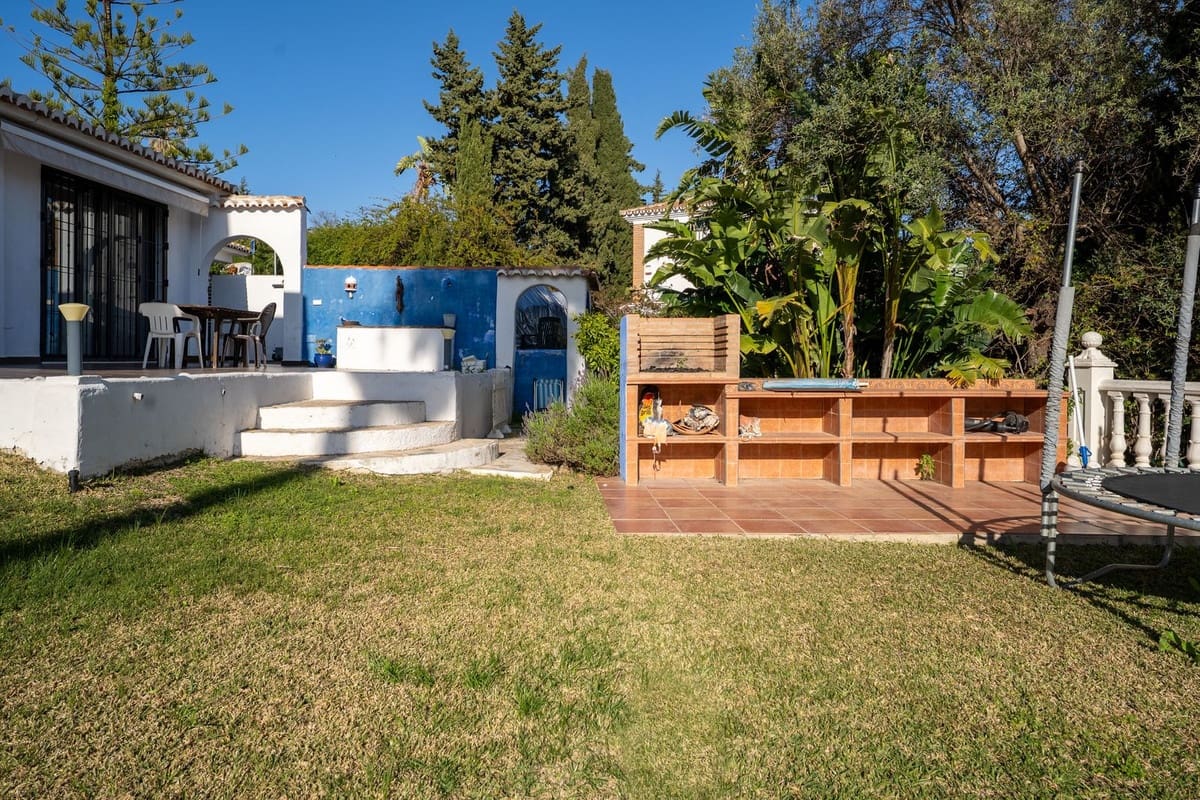 3 bedroom Villa for sale in La Sierrezuela with pool - € 649,000 (Ref: 9707483)