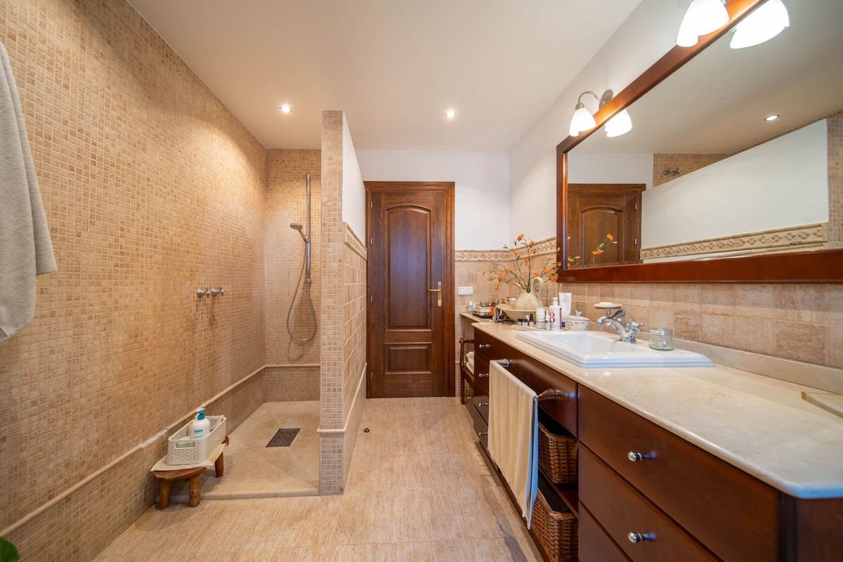 5 bedroom Villa for sale in Las Lagunas de Mijas with pool - € 1,125,000 (Ref: 9720583)