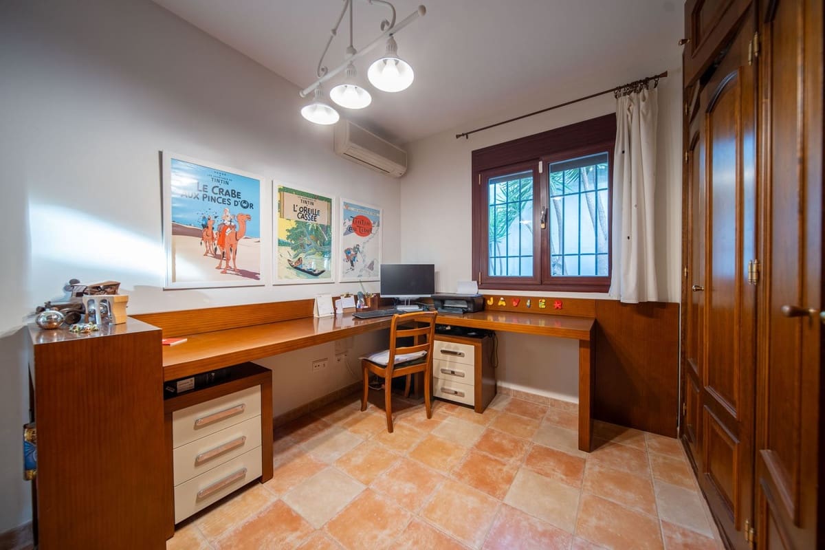 5 bedroom Villa for sale in Las Lagunas de Mijas with pool - € 1,125,000 (Ref: 9720583)