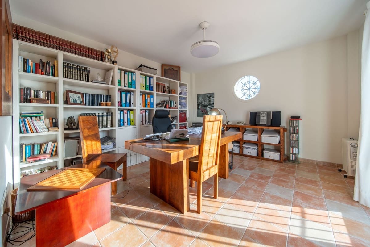 5 bedroom Villa for sale in Las Lagunas de Mijas with pool - € 1,125,000 (Ref: 9720583)