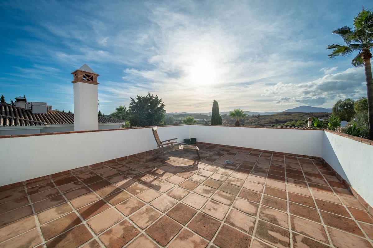 5 bedroom Villa for sale in Las Lagunas de Mijas with pool - € 1,125,000 (Ref: 9720583)