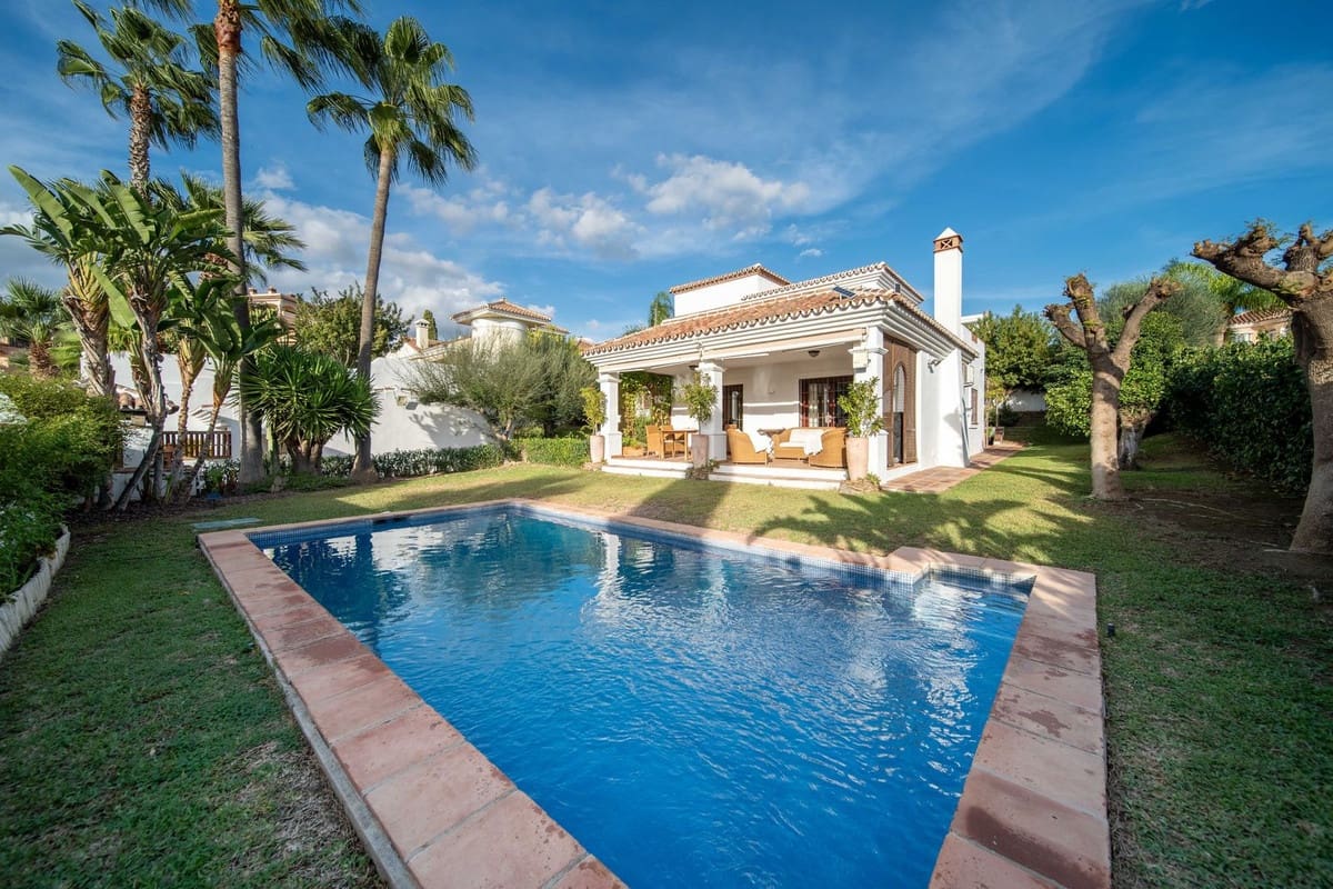 5 bedroom Villa for sale in Las Lagunas de Mijas with pool - € 1,125,000 (Ref: 9720583)
