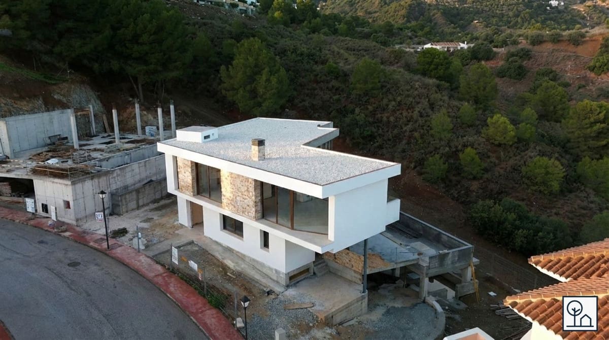 4 bedroom Villa for sale in Mijas with pool - € 1,682,500 (Ref: 9743042)