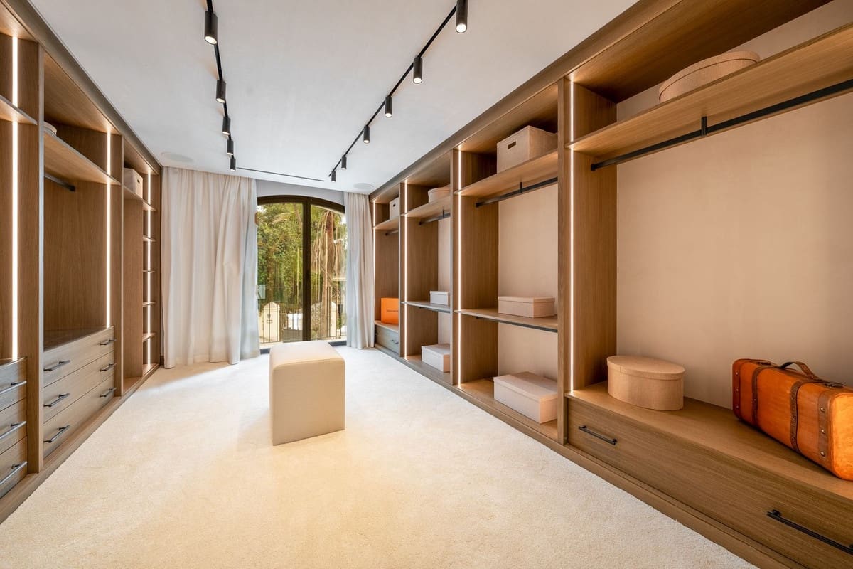 5 slaapkamer Villa te koop in Nueva Andalucia - € 7.800.000 (Ref: 9805440)