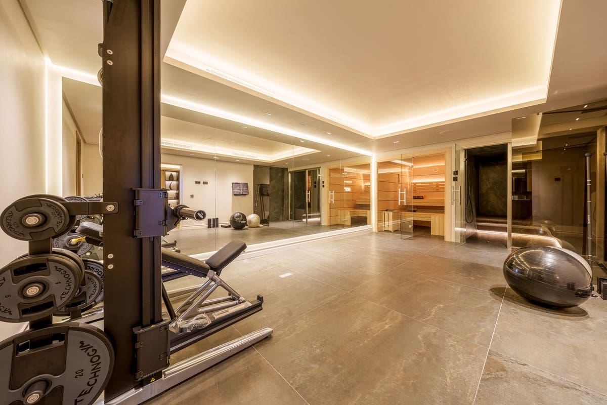 5 slaapkamer Villa te koop in Nueva Andalucia - € 7.800.000 (Ref: 9805440)