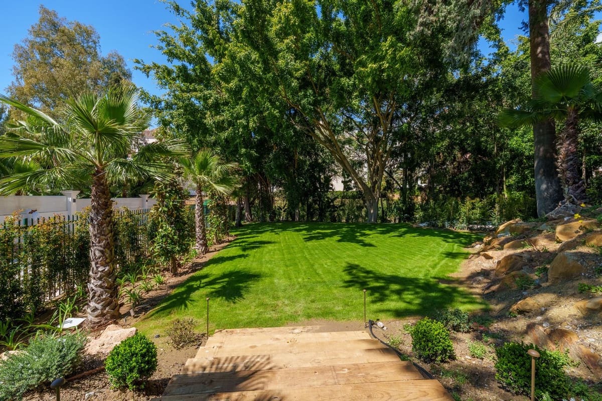 5 slaapkamer Villa te koop in Nueva Andalucia - € 7.800.000 (Ref: 9805440)