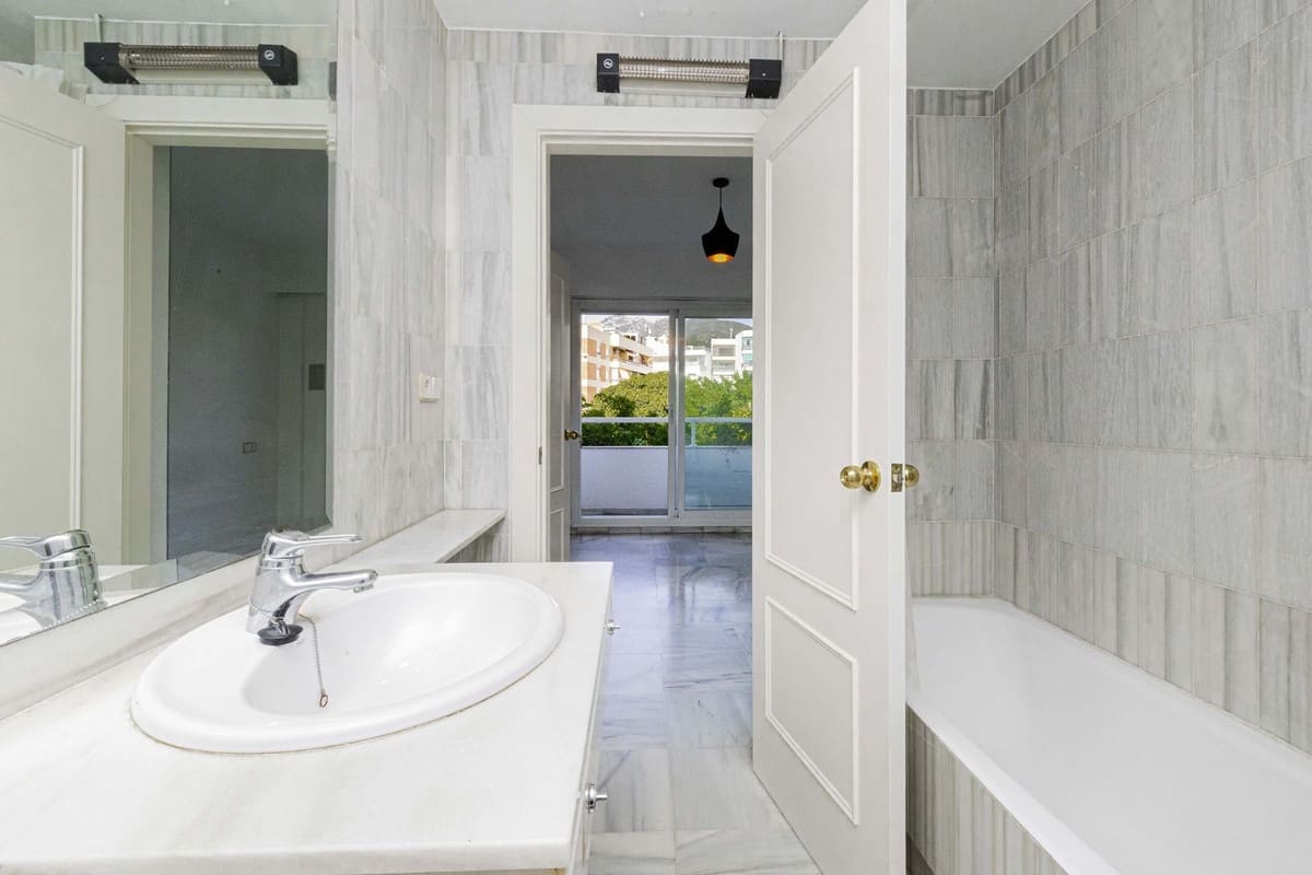 3 bedroom Apartment for sale in Marbella - € 679,900 (Ref: 9812582)