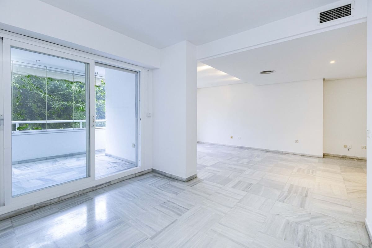 3 bedroom Apartment for sale in Marbella - € 679,900 (Ref: 9812582)